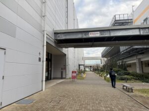 入り口までの道のり